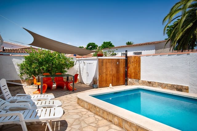 Adosado de 4 habitaciones en Empuriabrava, Castelló d'Empúries en venta con piscina garaje - 550.000 € (Ref: 9985332)