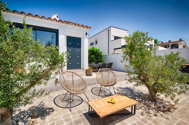 Adosado de 4 habitaciones en Empuriabrava, Castelló d'Empúries en venta con piscina garaje - 550.000 € (Ref: 9985332)