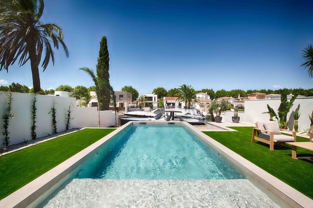 4 soveværelse Villa til salg i Empuriabrava, Castelló d'Empúries med swimmingpool garage - € 1.580.000 (Ref: 9991991)