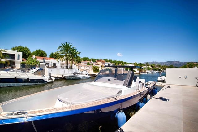 4 soveværelse Villa til salg i Empuriabrava, Castelló d'Empúries med swimmingpool garage - € 1.580.000 (Ref: 9991991)