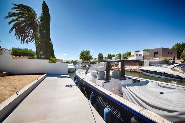 4 soveværelse Villa til salg i Empuriabrava, Castelló d'Empúries med swimmingpool garage - € 1.580.000 (Ref: 9991991)