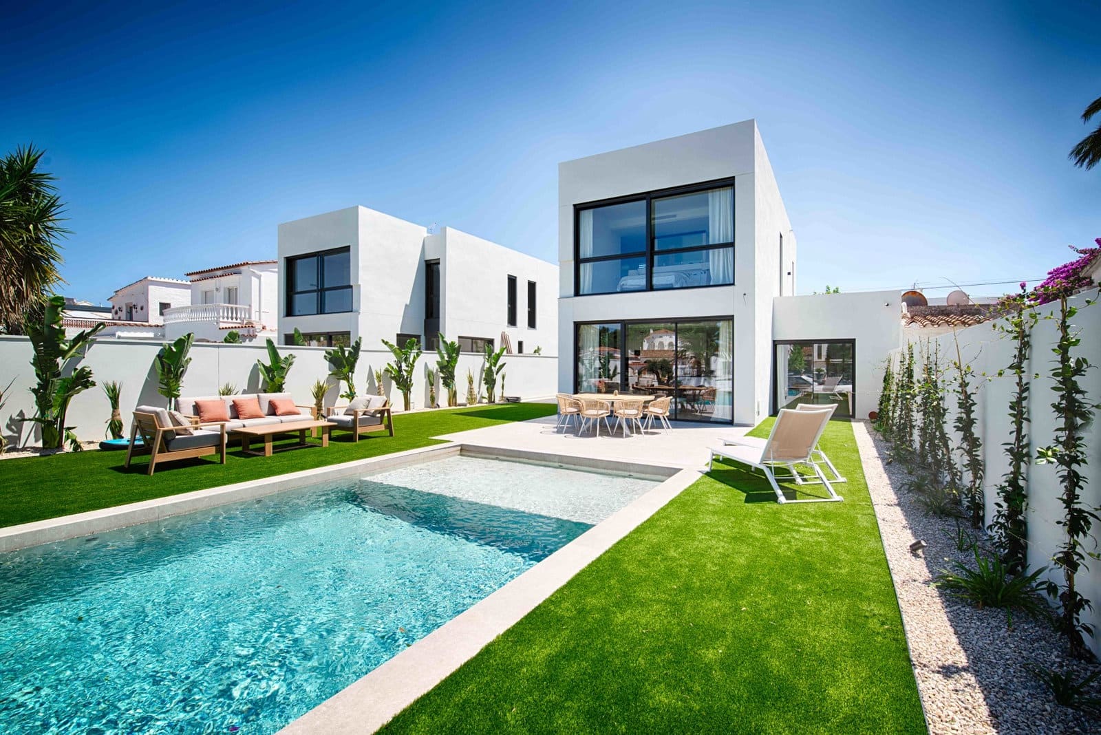 4 sypialnia Willa na sprzedaż w Empuriabrava z basenem garażem - 1 580 000 € (Ref: 9991991)