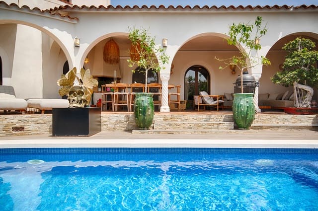 3 soverom Villa til salgs i Empuriabrava, Castelló d'Empúries med svømmebasseng garasje - € 1 299 000 (Ref: 9996218)