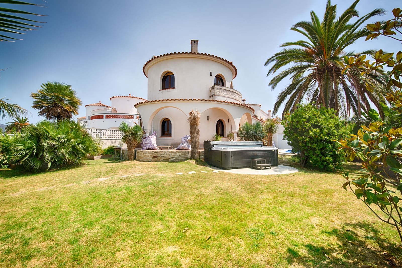 3 soverom Villa til salgs i Empuriabrava med svømmebasseng garasje - € 1 299 000 (Ref: 9996218)