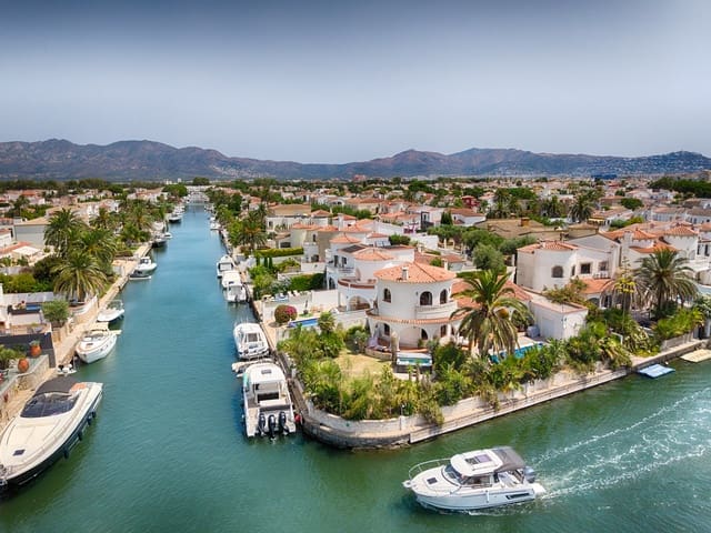 3 soverom Villa til salgs i Empuriabrava, Castelló d'Empúries med svømmebasseng garasje - € 1 299 000 (Ref: 9996218)