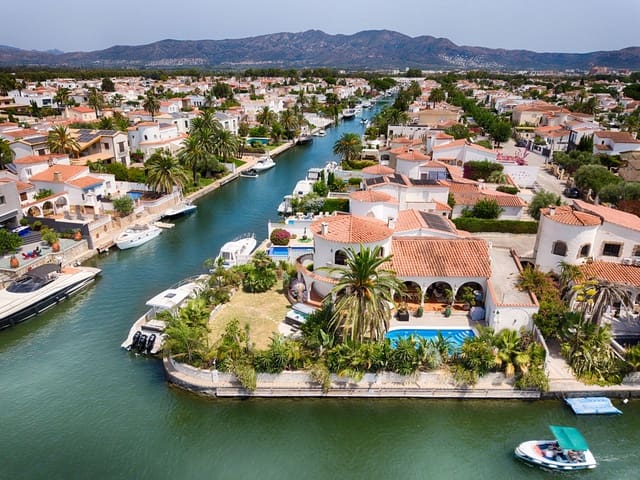 3 soverom Villa til salgs i Empuriabrava, Castelló d'Empúries med svømmebasseng garasje - € 1 299 000 (Ref: 9996218)