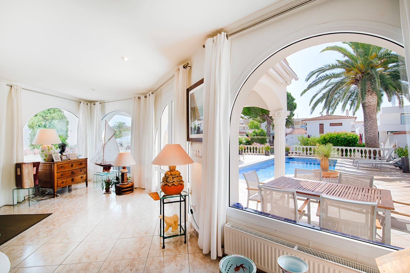 4 bedroom Villa for sale in Empuriabrava with pool garage - € 895,000 (Ref: 9996219)