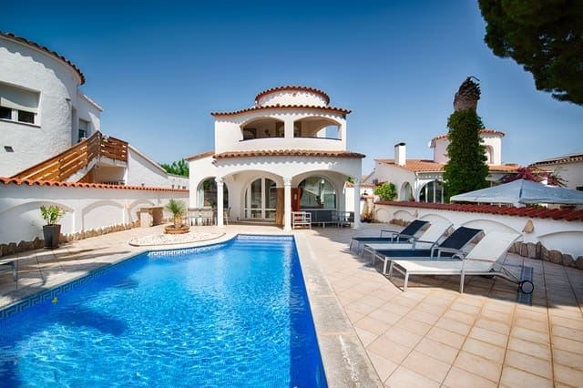 Chalet de 4 habitaciones en Empuriabrava, Castelló d'Empúries en venta con piscina garaje - 895.000 € (Ref: 9996219)