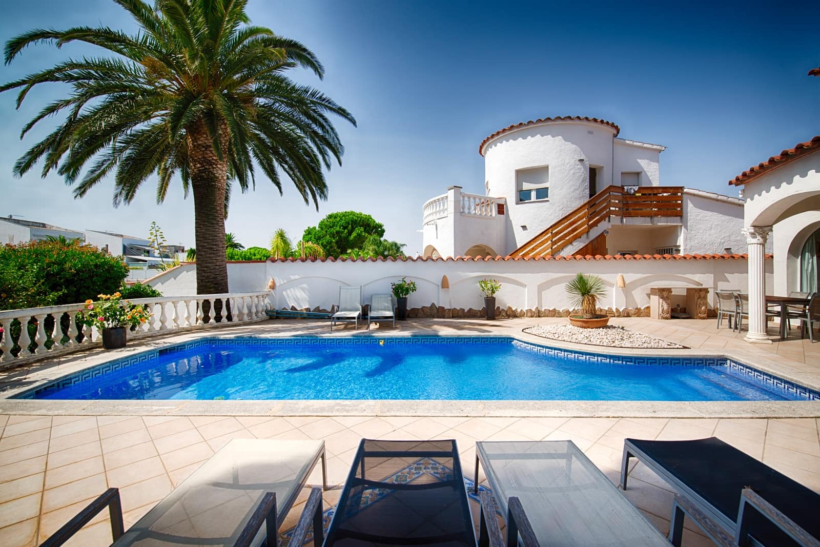 4 bedroom Villa for sale in Empuriabrava with pool garage - € 895,000 (Ref: 9996219)