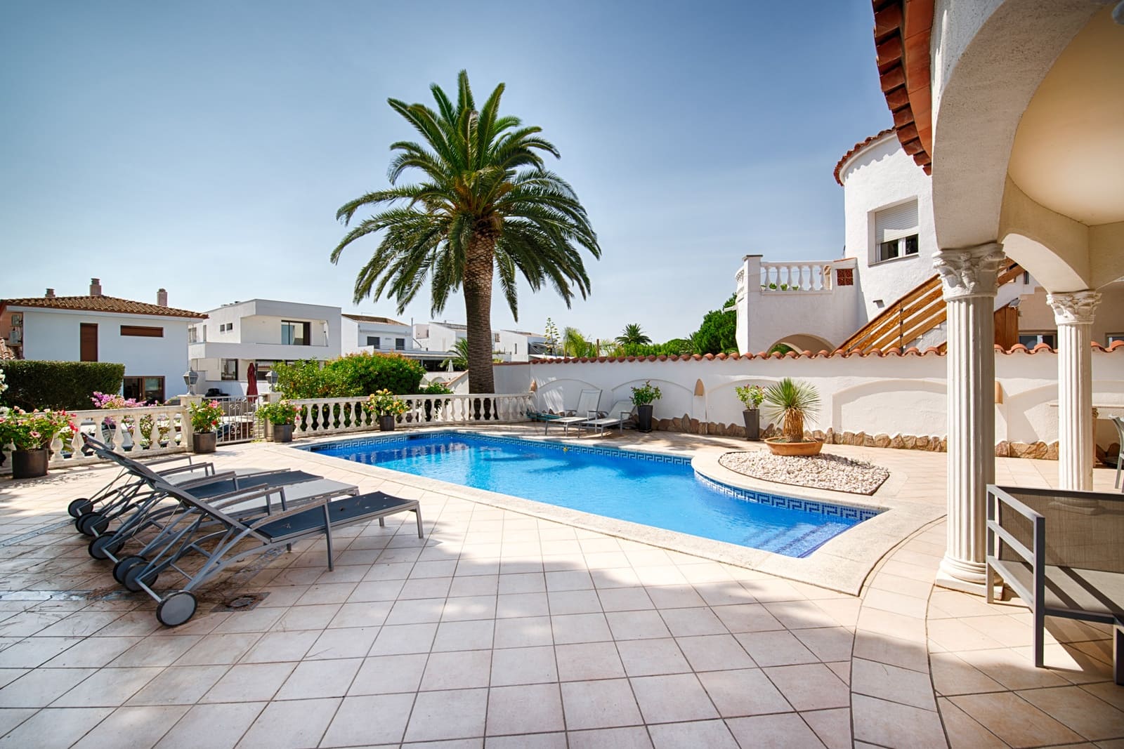 4 bedroom Villa for sale in Empuriabrava with pool garage - € 895,000 (Ref: 9996219)