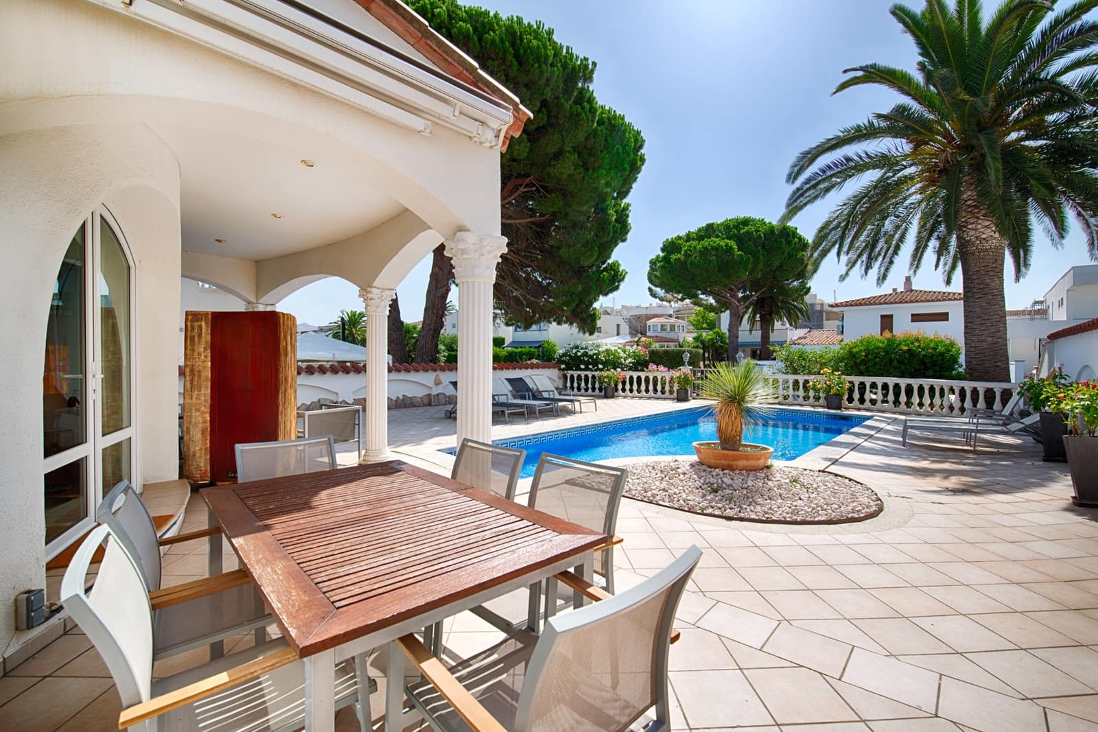 4 bedroom Villa for sale in Empuriabrava with pool garage - € 895,000 (Ref: 9996219)