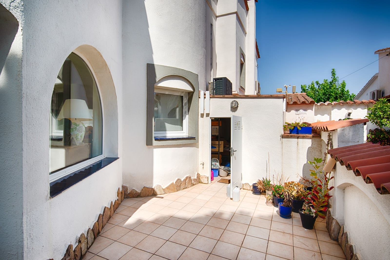 4 bedroom Villa for sale in Empuriabrava with pool garage - € 895,000 (Ref: 9996219)