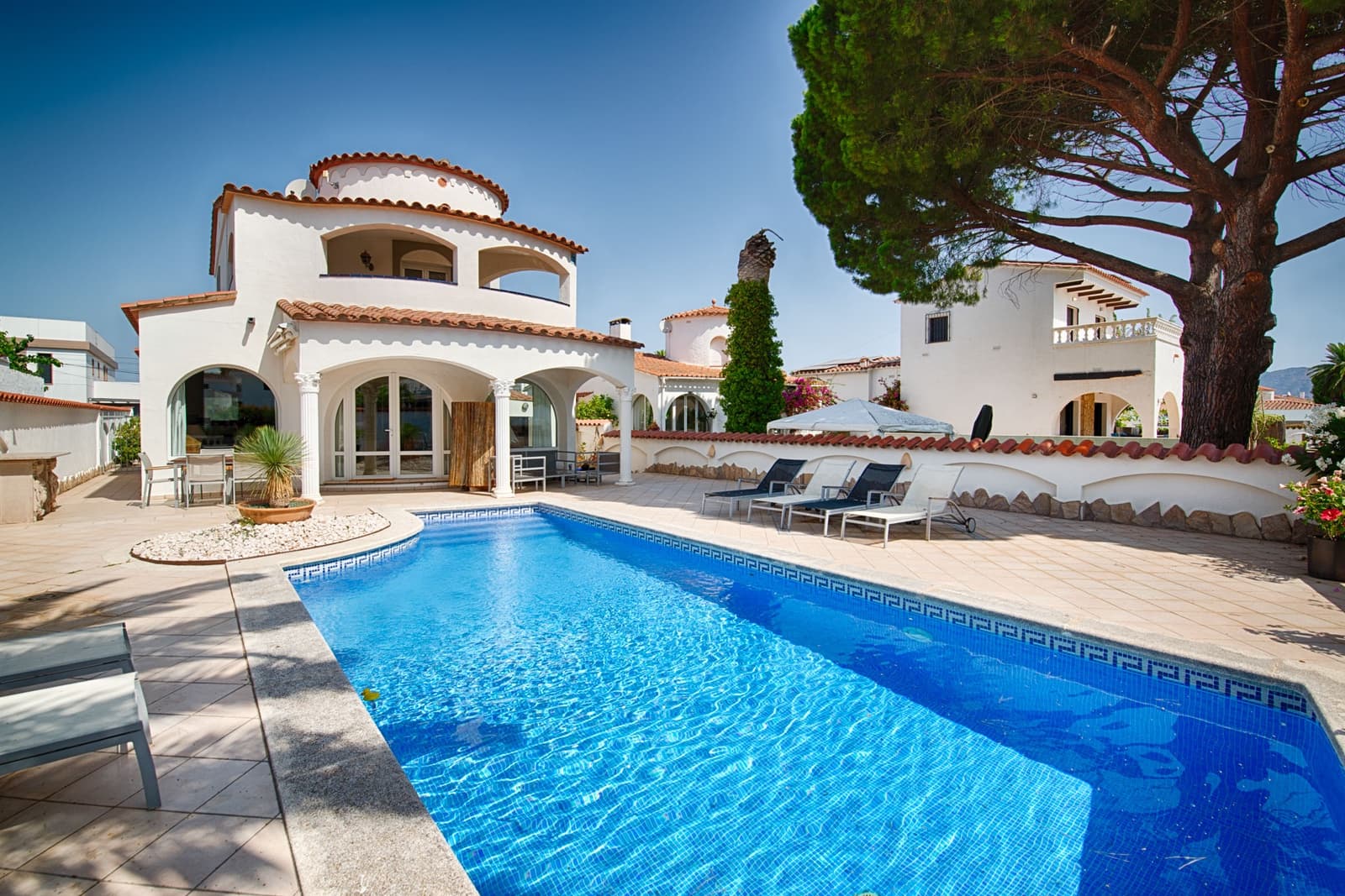 4 bedroom Villa for sale in Empuriabrava with pool garage - € 895,000 (Ref: 9996219)