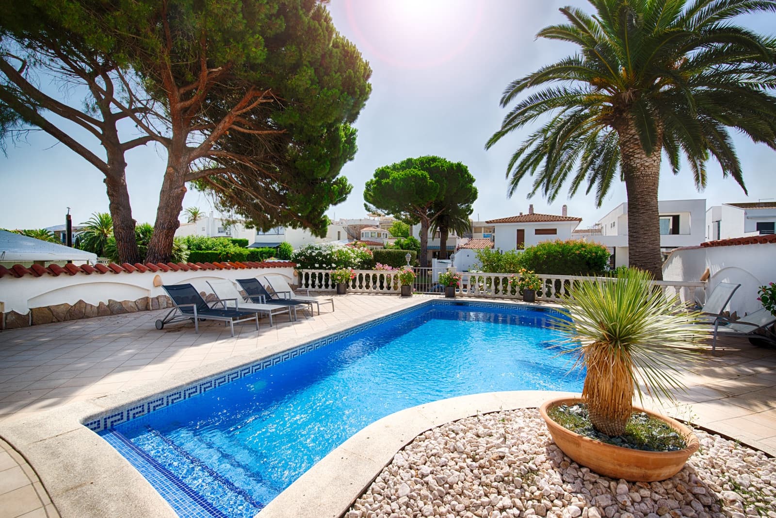 4 bedroom Villa for sale in Empuriabrava with pool garage - € 895,000 (Ref: 9996219)