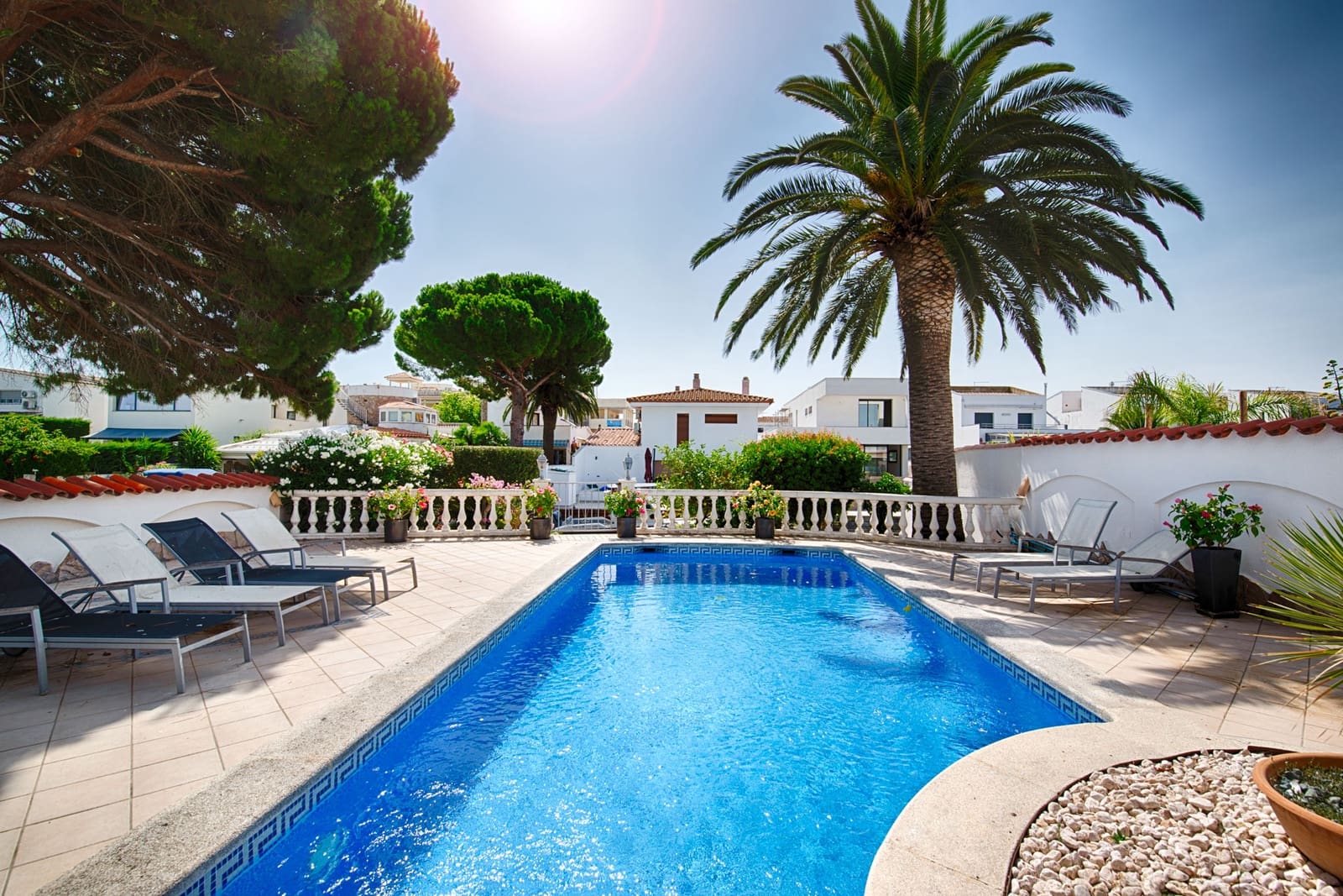 4 bedroom Villa for sale in Empuriabrava with pool garage - € 895,000 (Ref: 9996219)