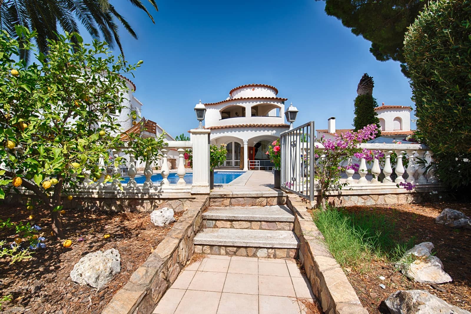 4 bedroom Villa for sale in Empuriabrava with pool garage - € 895,000 (Ref: 9996219)