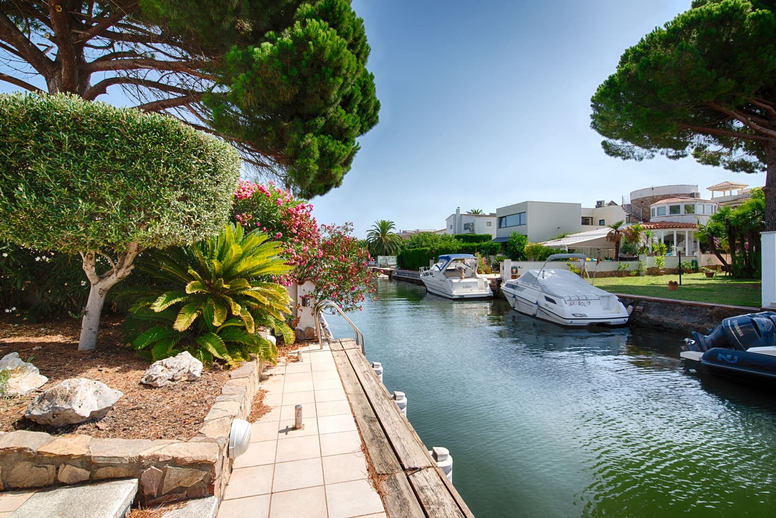 4 bedroom Villa for sale in Empuriabrava with pool garage - € 895,000 (Ref: 9996219)