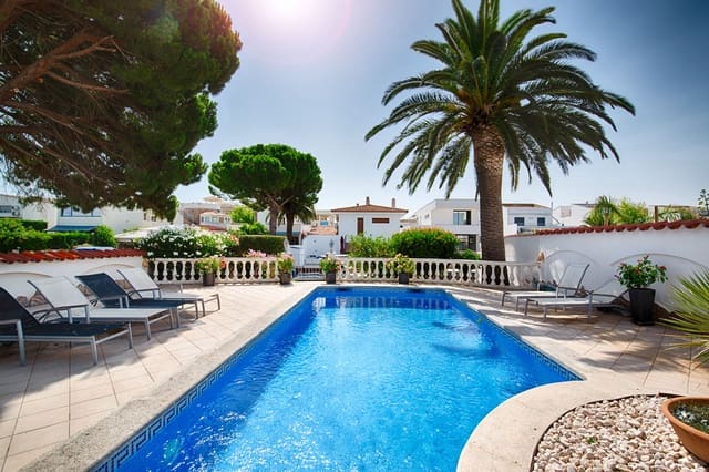 Chalet de 4 habitaciones en Empuriabrava, Castelló d'Empúries en venta con piscina garaje - 895.000 € (Ref: 9996219)