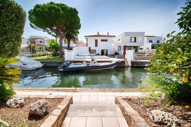 Chalet de 4 habitaciones en Empuriabrava, Castelló d'Empúries en venta con piscina garaje - 895.000 € (Ref: 9996219)