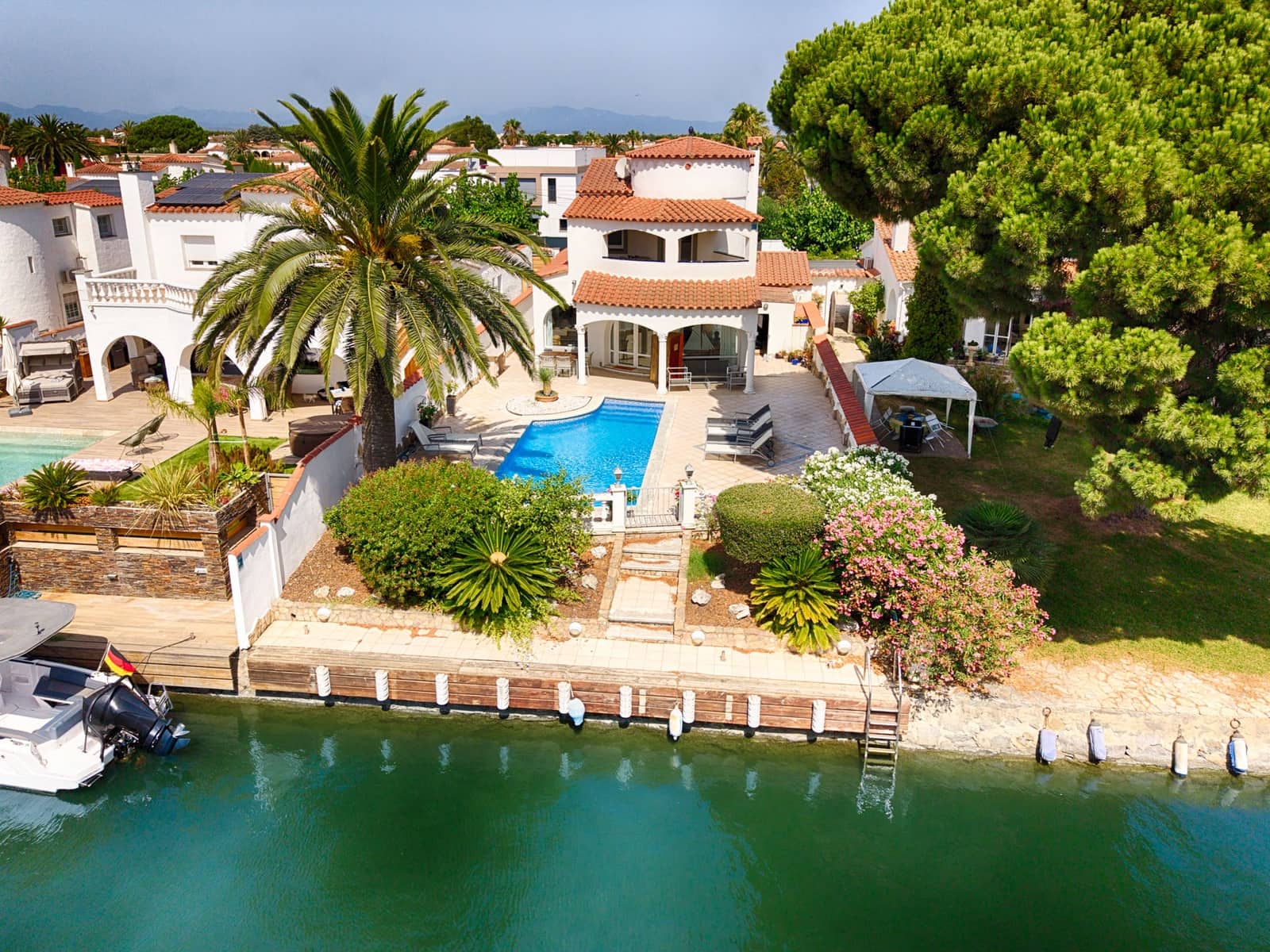 4 bedroom Villa for sale in Empuriabrava with pool garage - € 895,000 (Ref: 9996219)