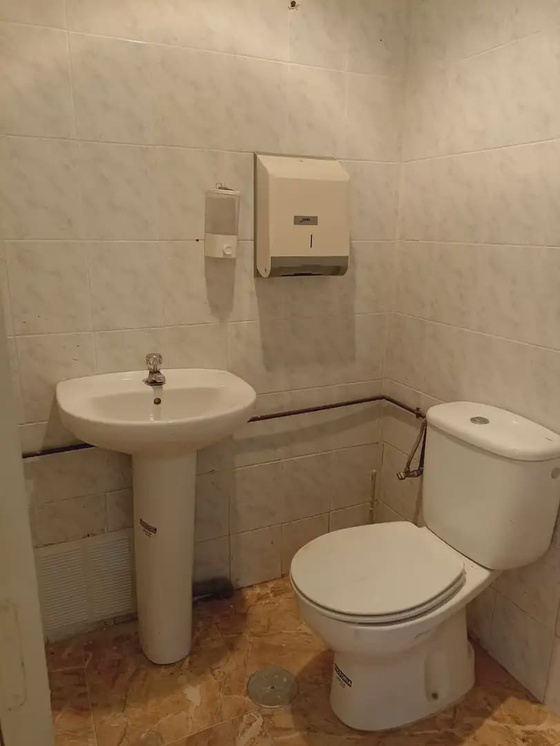 Kommersiell til leie i La Linea de la Concepcion - € 900 (Ref: 9818556)