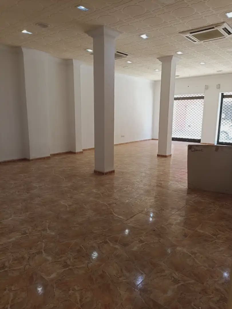 Kommersiell til leie i La Linea de la Concepcion - € 900 (Ref: 9818556)