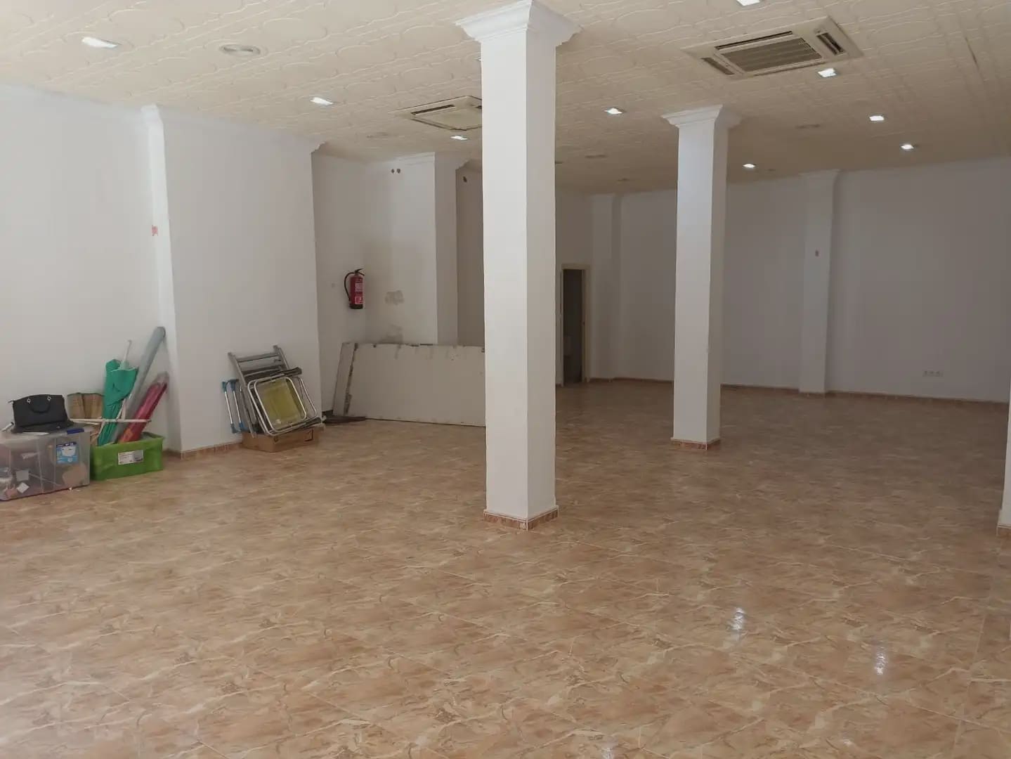Kommersiell til leie i La Linea de la Concepcion - € 900 (Ref: 9818556)