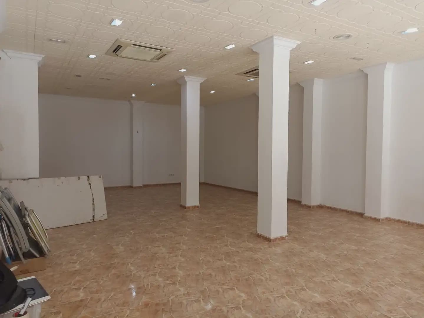 Kommersiell til leie i La Linea de la Concepcion - € 900 (Ref: 9818556)