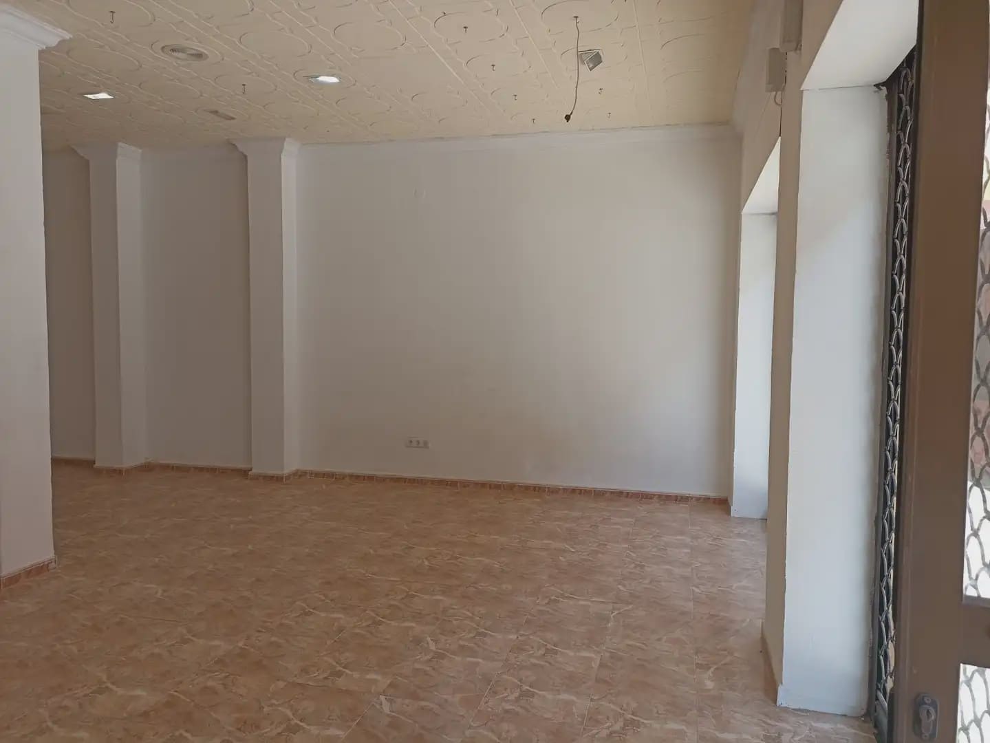 Kommersiell til leie i La Linea de la Concepcion - € 900 (Ref: 9818556)