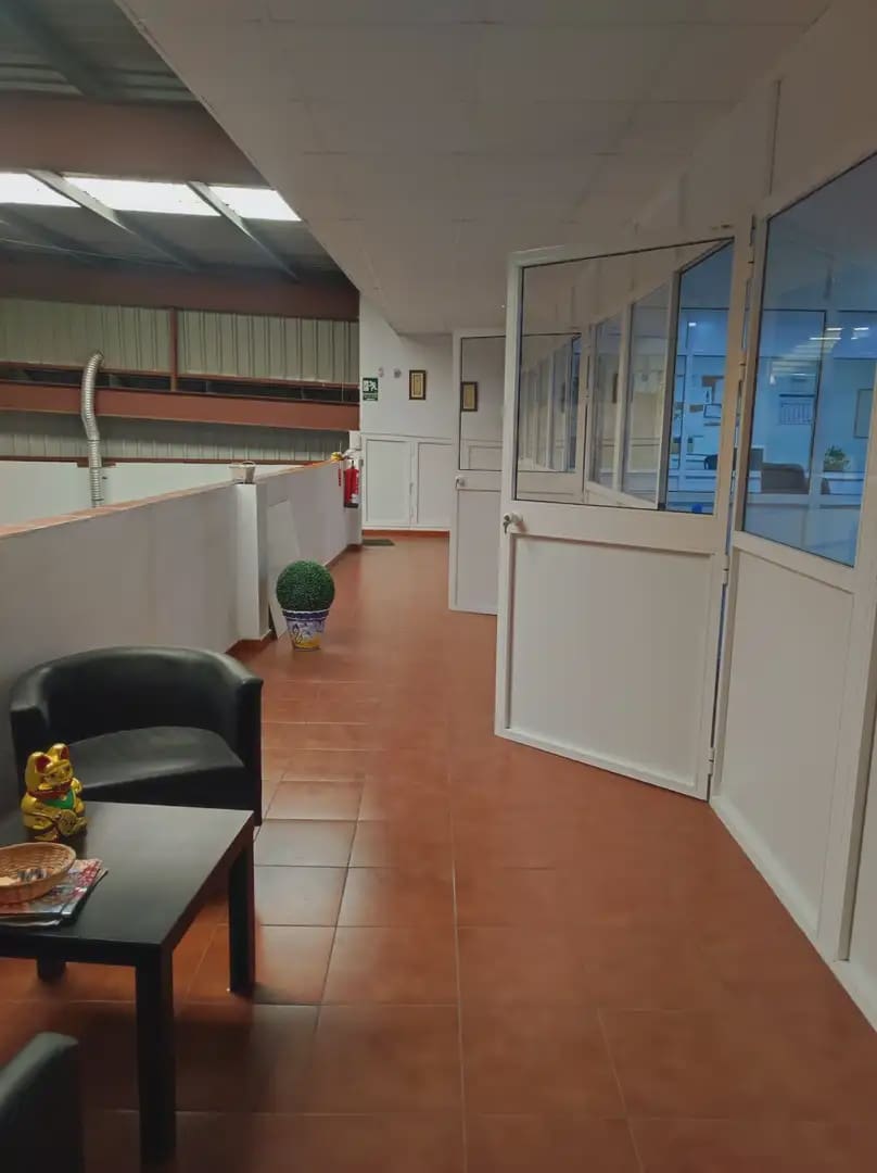 Kommersiell til leie i La Linea de la Concepcion - € 2 800 (Ref: 9818557)