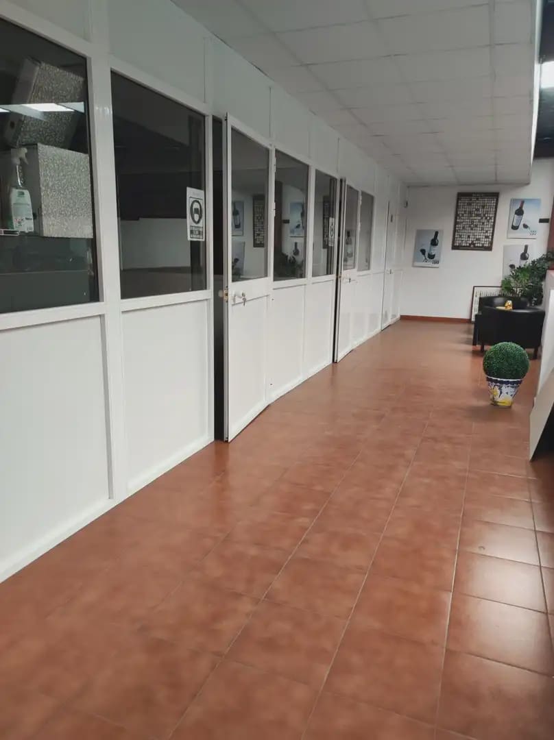 Kommersiell til leie i La Linea de la Concepcion - € 2 800 (Ref: 9818557)
