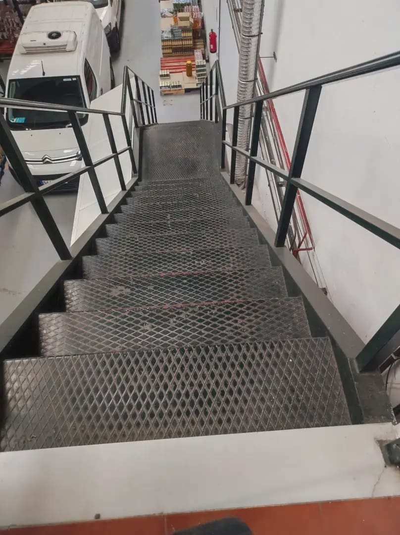 Kommersiell til leie i La Linea de la Concepcion - € 2 800 (Ref: 9818557)