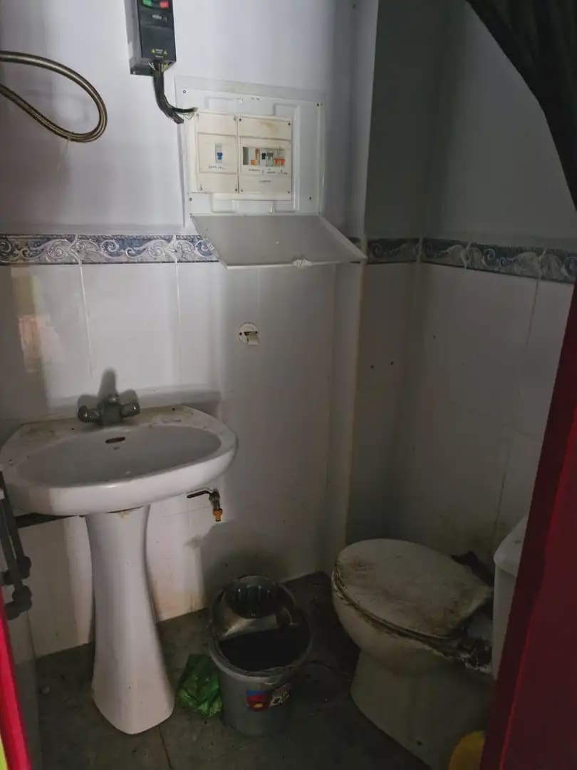 Kommersiell til salgs i La Linea de la Concepcion - € 57 000 (Ref: 9818558)