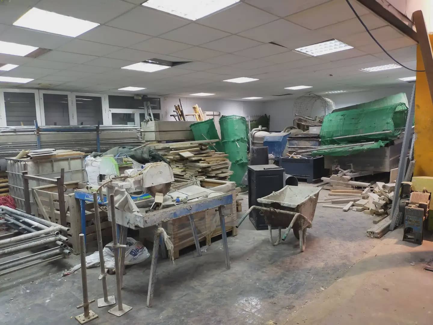 Commercieel te koop in La Linea de la Concepcion - € 135.000 (Ref: 9818570)