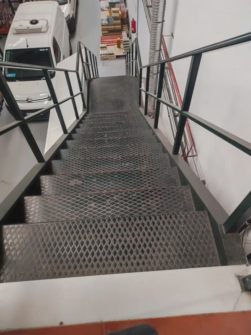 Commercieel te koop in La Linea de la Concepcion - € 450.000 (Ref: 9818574)