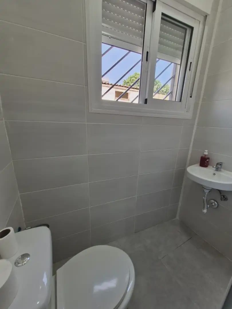 Commercieel te koop in La Linea de la Concepcion - € 125.000 (Ref: 9818584)