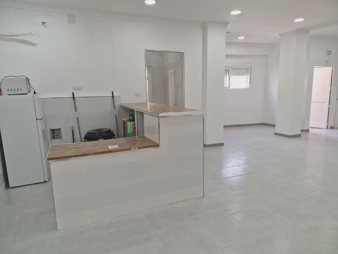 Commercieel te koop in La Linea de la Concepcion - € 125.000 (Ref: 9818584)