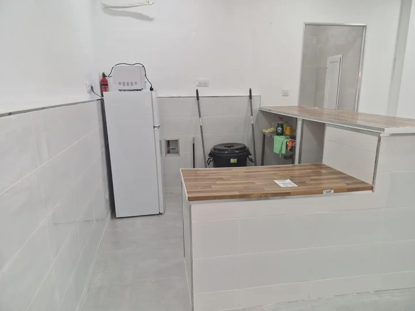 Commercieel te koop in La Linea de la Concepcion - € 125.000 (Ref: 9818584)