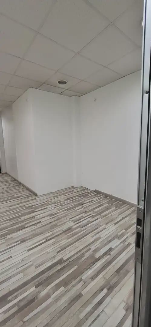 Kommersiell til leie i La Linea de la Concepcion - € 600 (Ref: 9818586)