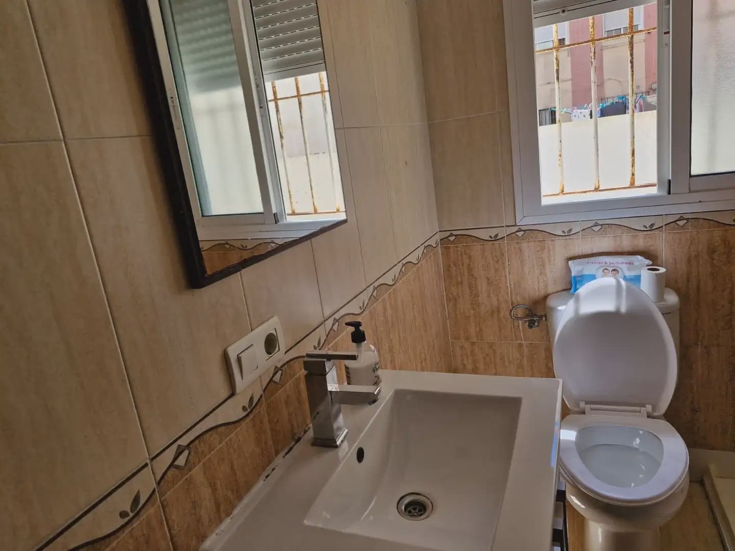 2 slaapkamer Flat te koop in La Linea de la Concepcion - € 126.050 (Ref: 9818592)