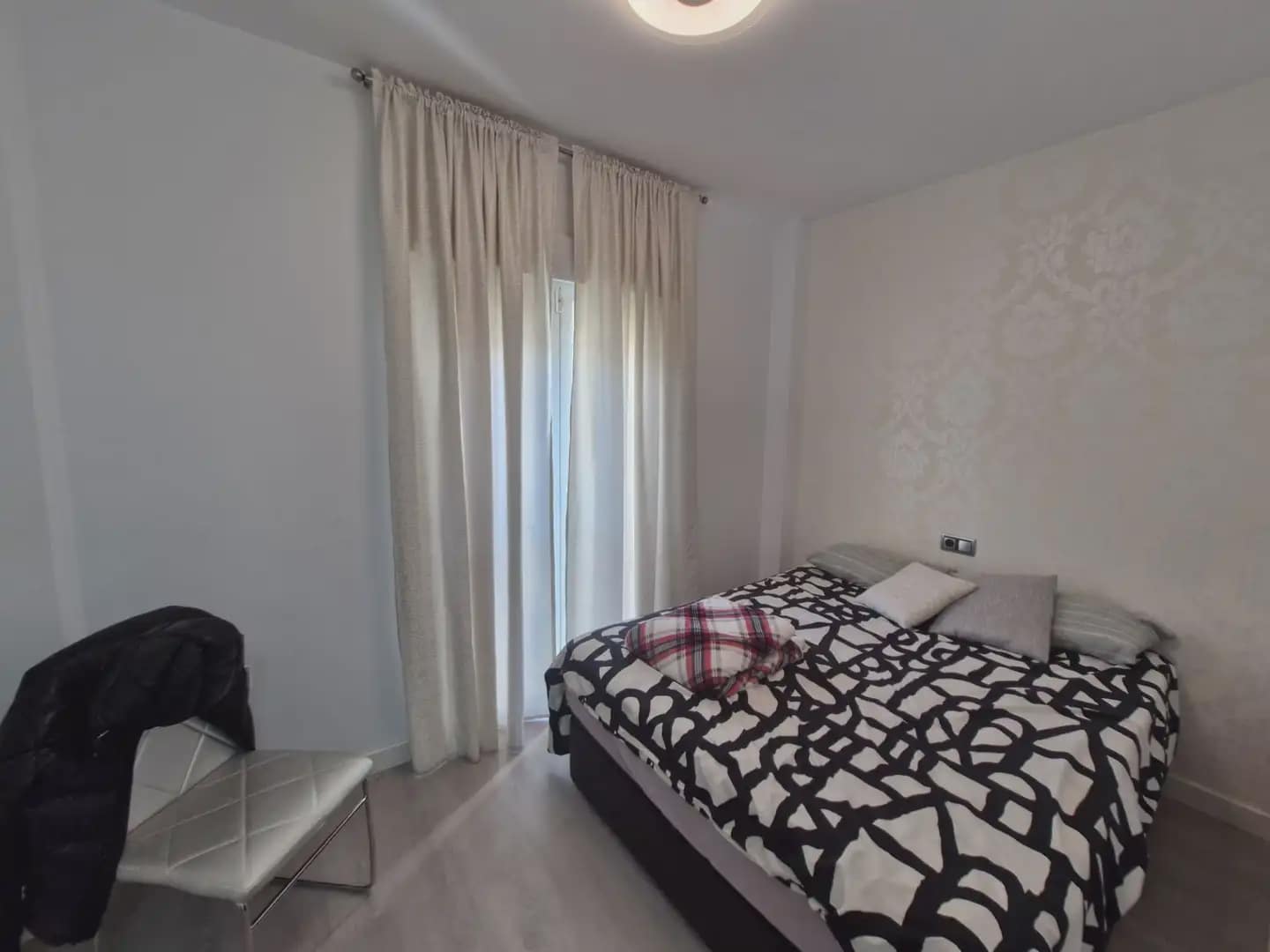 3 soverom Leilighet til salgs i La Linea de la Concepcion med svømmebasseng - € 189 000 (Ref: 9818602)