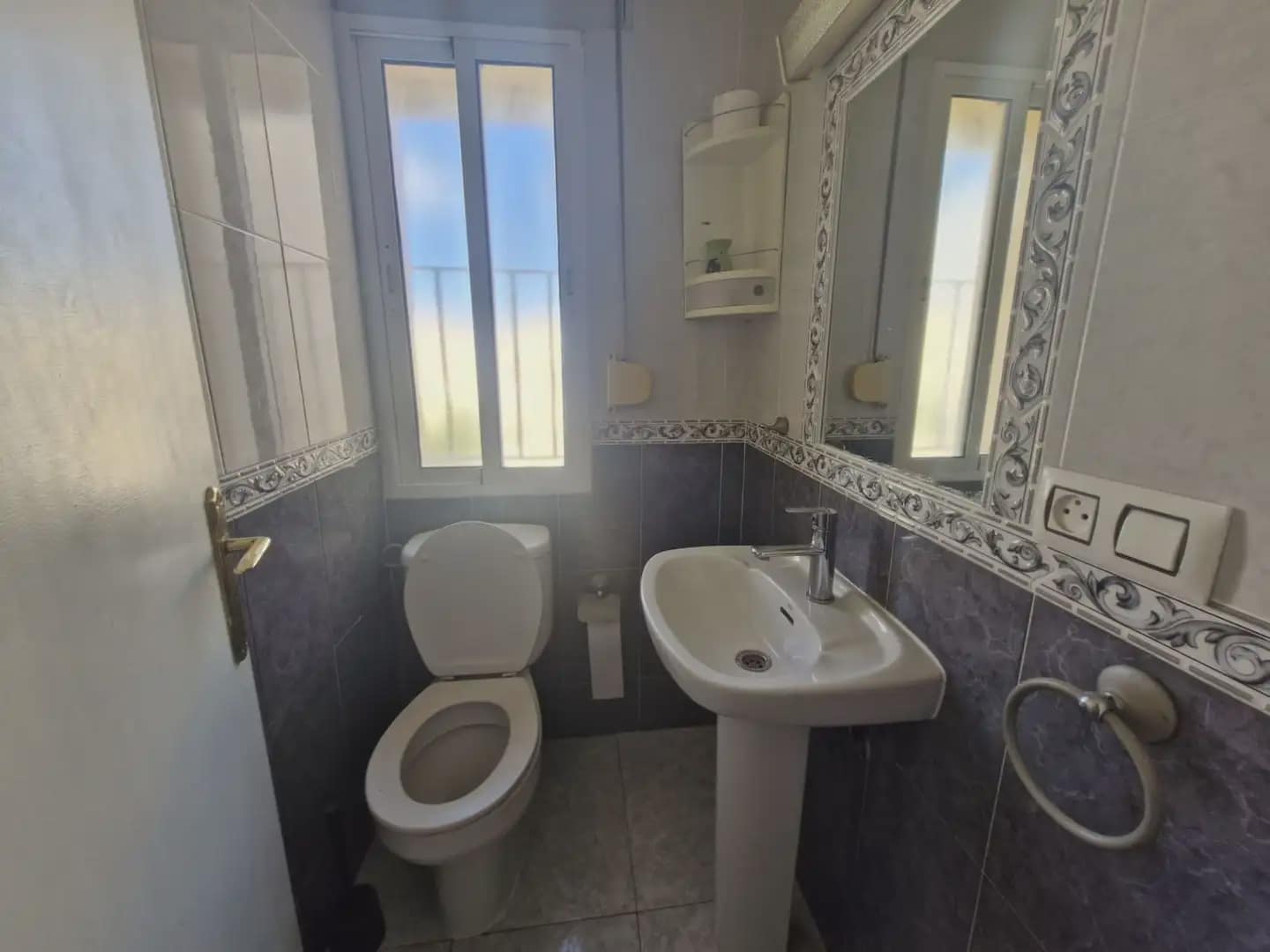 3 bedroom Flat for sale in La Linea de la Concepcion - € 220,000 (Ref: 9821520)