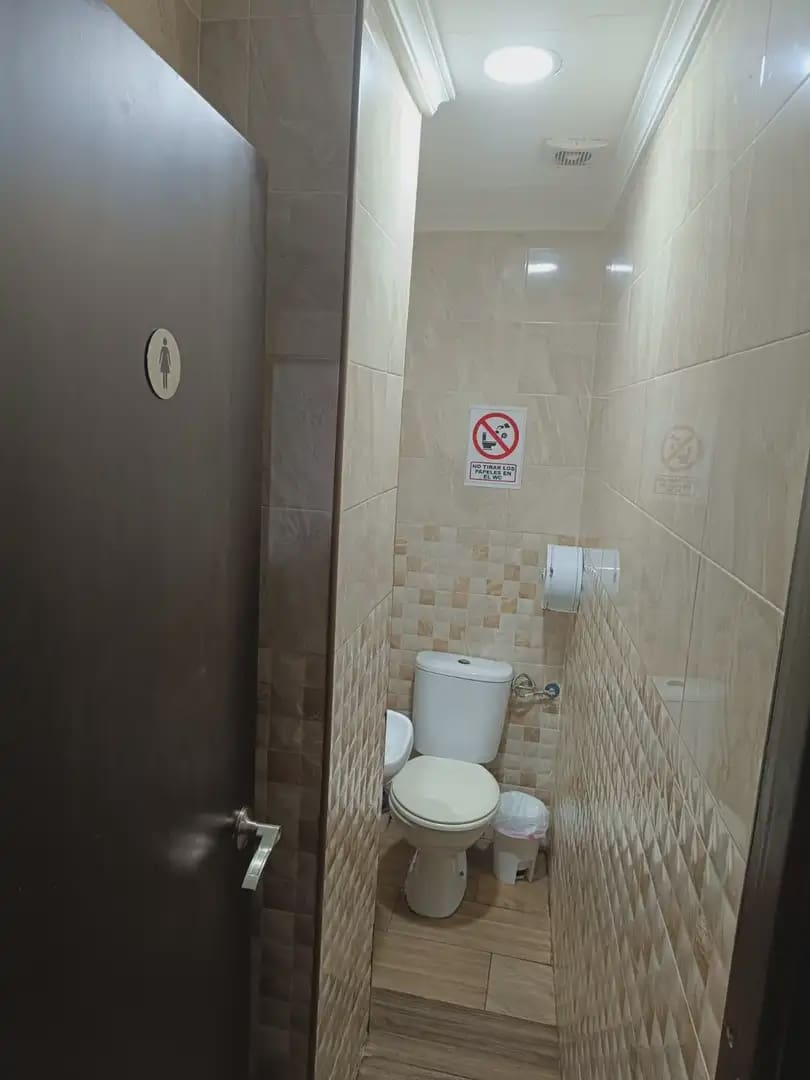Commercial for sale in La Linea de la Concepcion - € 235,000 (Ref: 9867405)