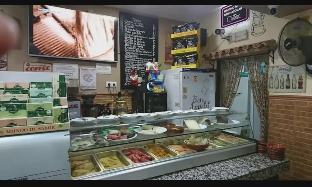 Commercial for sale in La Linea de la Concepcion - € 235,000 (Ref: 9867405)