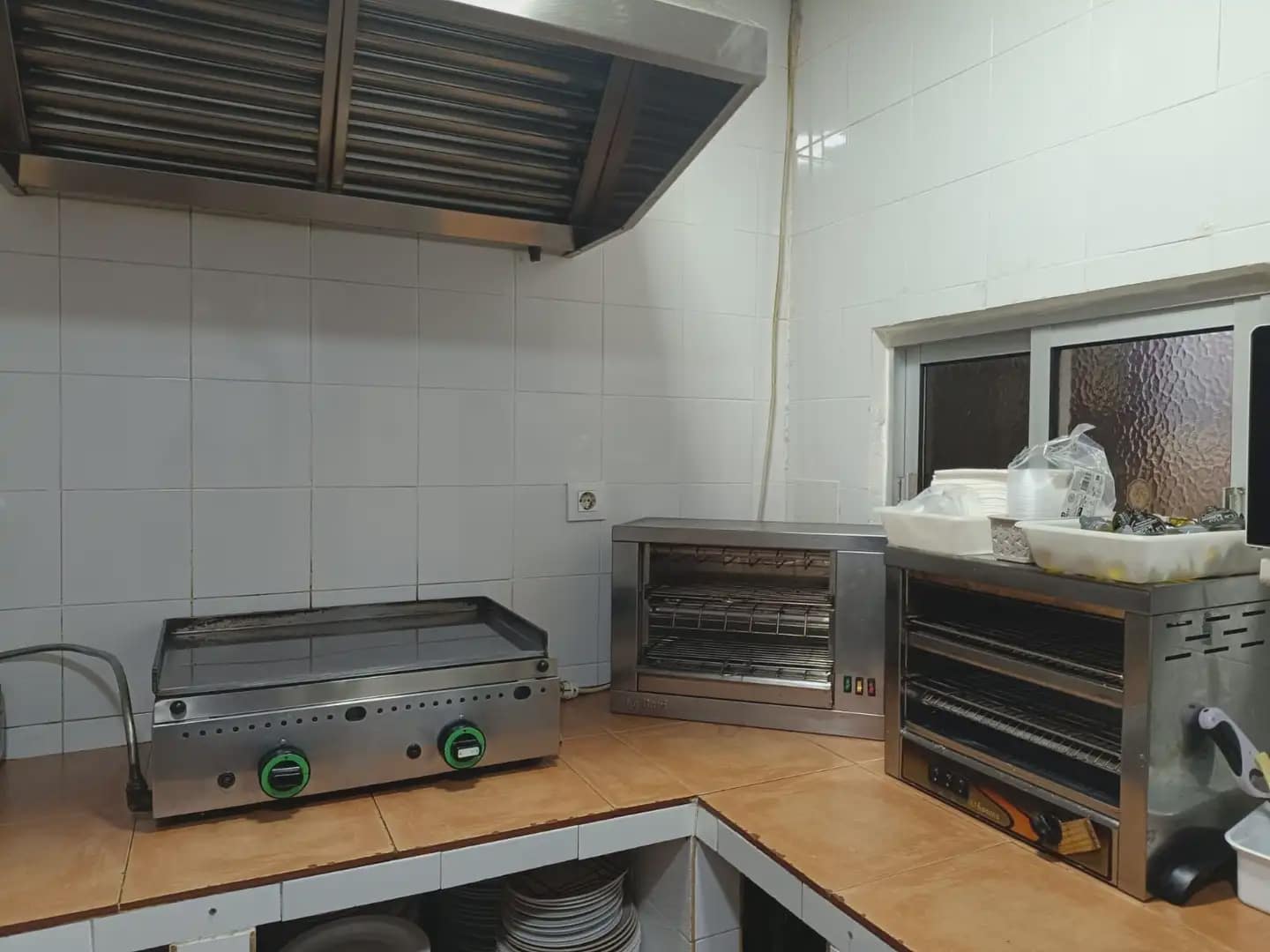 Commercial for sale in La Linea de la Concepcion - € 235,000 (Ref: 9867405)