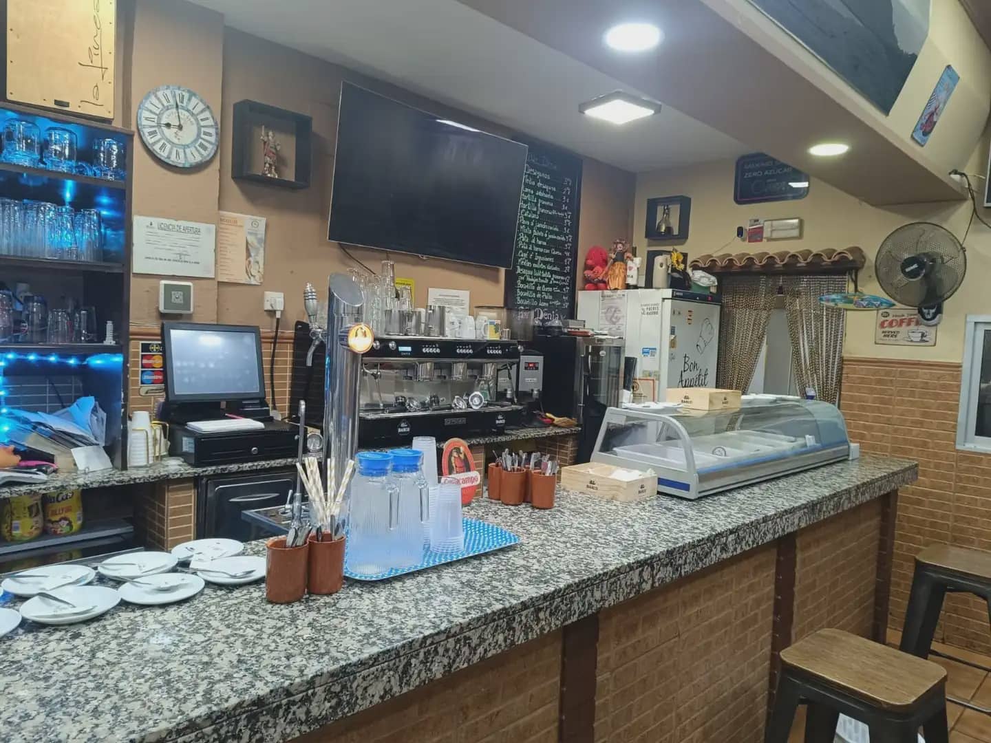 Commercial for sale in La Linea de la Concepcion - € 235,000 (Ref: 9867405)