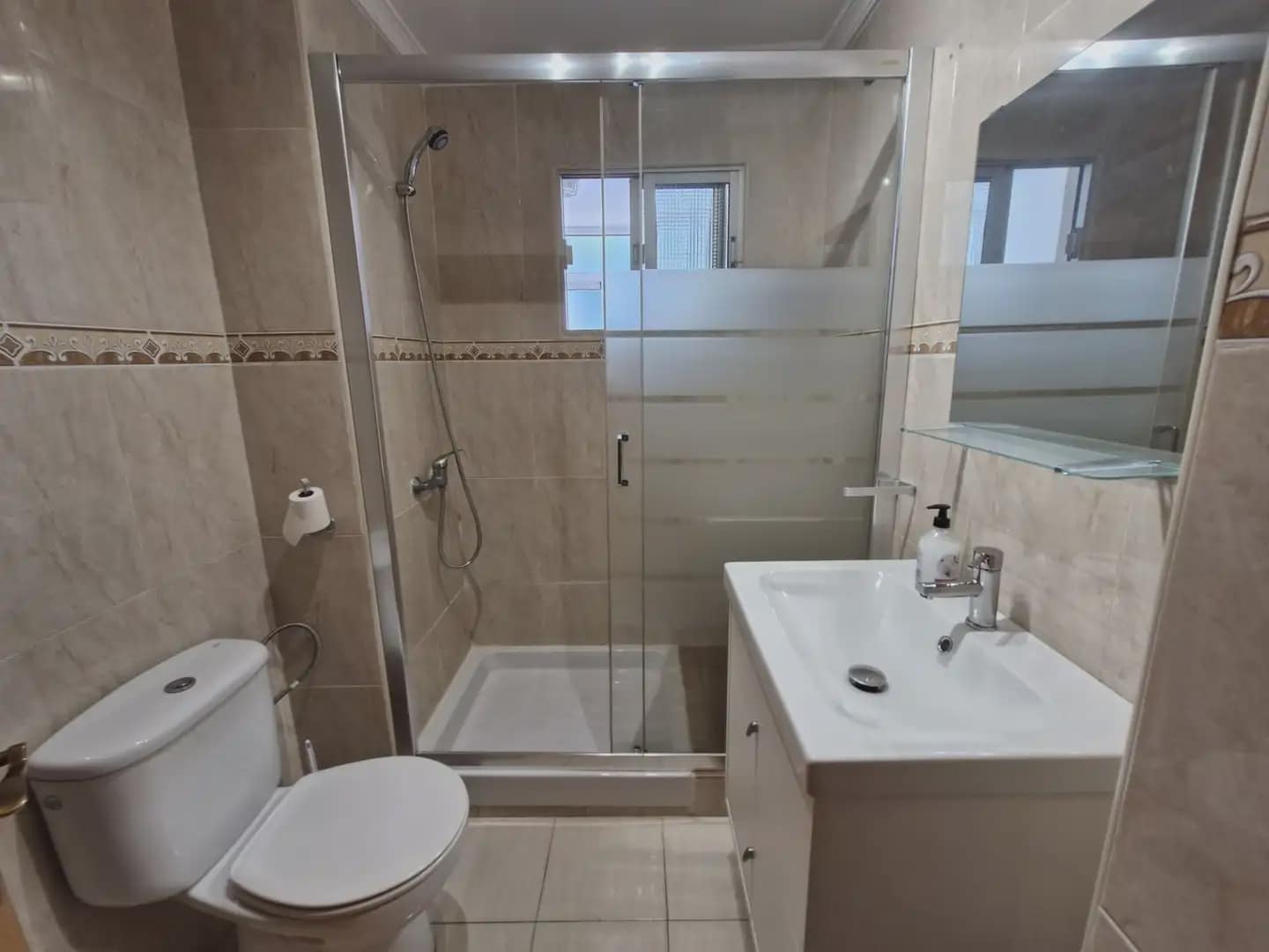 3 bedroom Flat for rent in La Linea de la Concepcion - € 900 (Ref: 9872180)