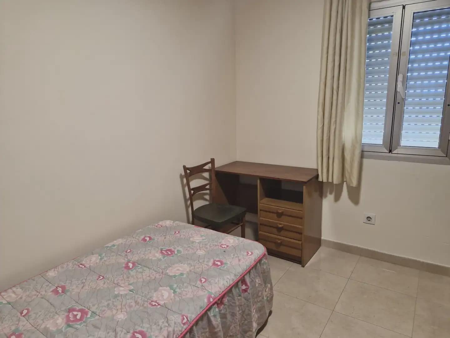3 bedroom Flat for rent in La Linea de la Concepcion - € 900 (Ref: 9872180)