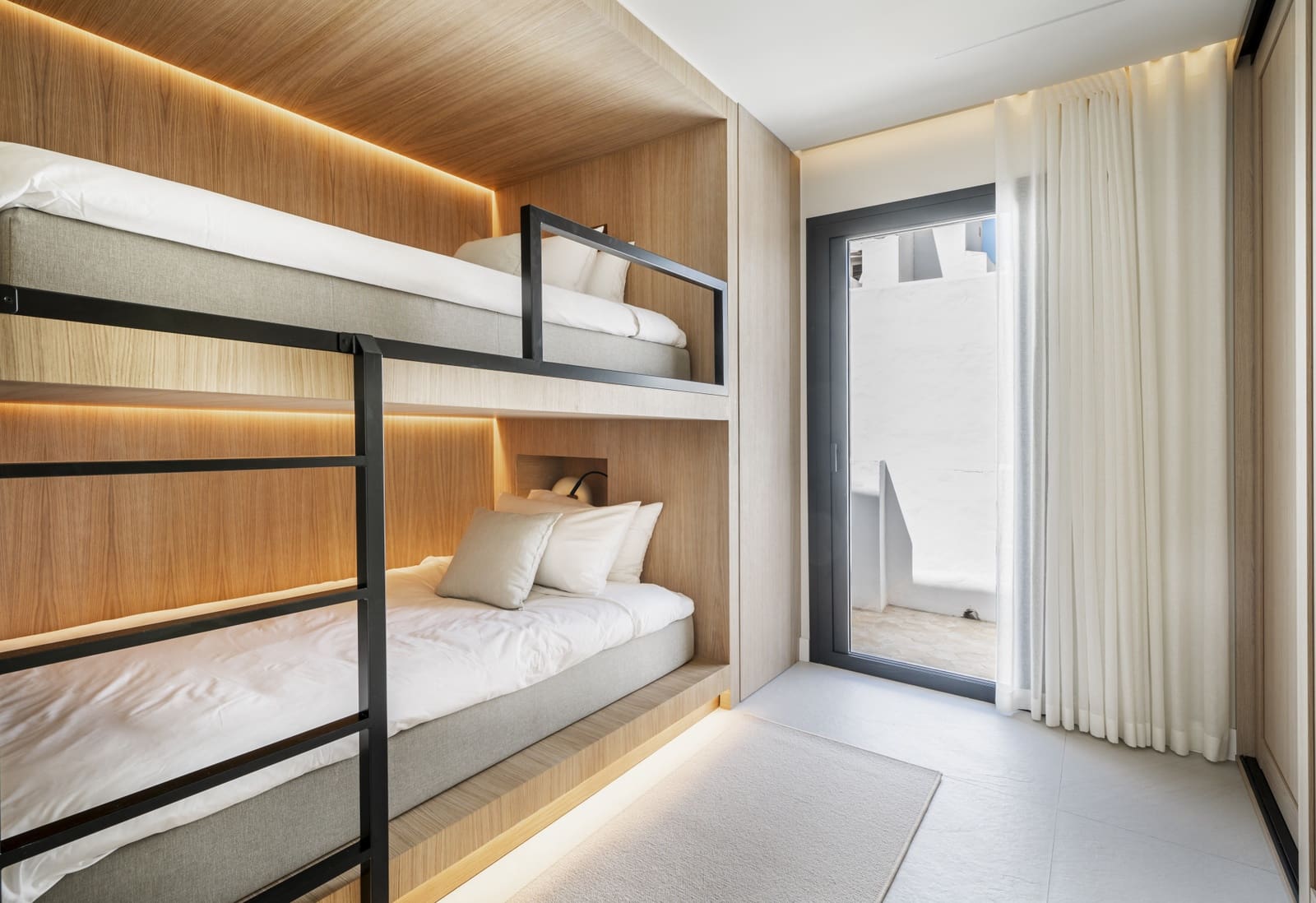 3 bedroom Penthouse for sale in Nueva Andalucia with pool garage - € 1,200,000 (Ref: 9398793)