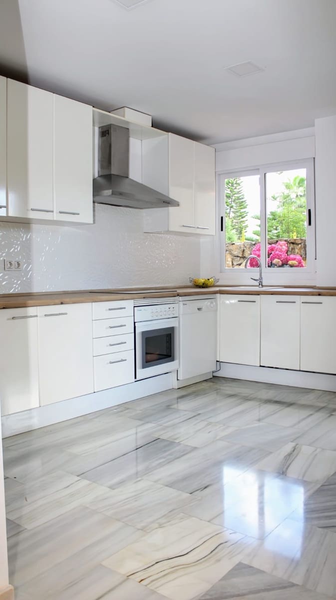 4 slaapkamer Villa te koop in Benahavis met zwembad garage - € 738.000 (Ref: 9398796)